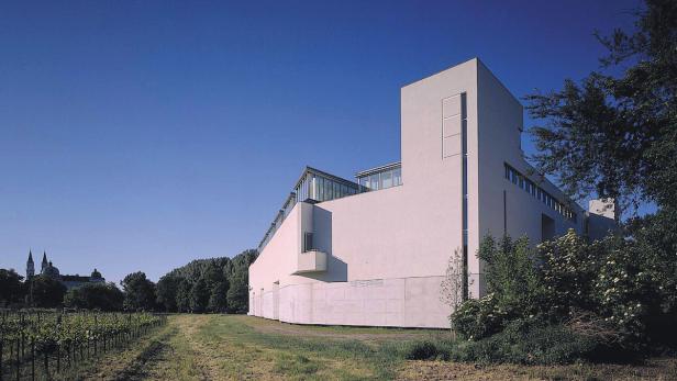 Das Kunstmuseum Klosterneuburg mit Blick auf das Stift Klosterneuburg im Hintergrund.
