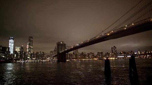 The Brooklyn Bridge is seen with its lights turned off in participation with Earth Hour in New York March 31, 2012. Lights started going off around the world on Saturday in a show of support for renewable energy. REUTERS/Allison Joyce (UNITED STATES - Tags: ENVIRONMENT SOCIETY CITYSPACE)