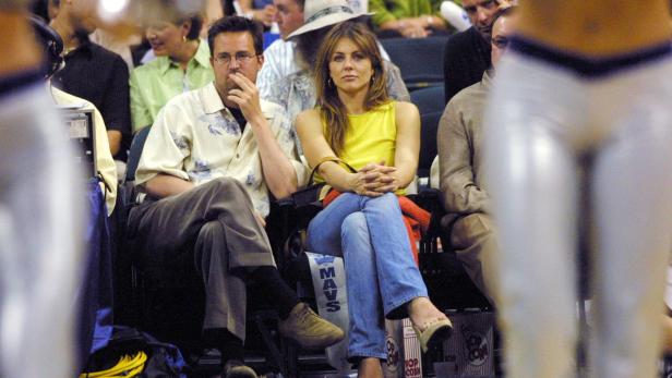 Liz Hurley packt aus: Dreharbeiten mit Matthew Perry waren "ein Albtraum"