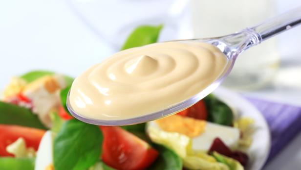 Mayonnaise ohne Ei: Was die beliebte Sauce trotzdem cremig macht