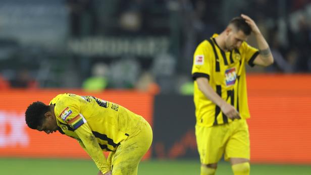 Zwei enttäuschte Fußballspieler von Borussia Dortmund nach einem Spiel.