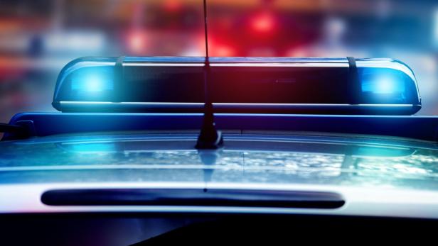 Blaulicht auf dem Dach eines Polizeiautos.