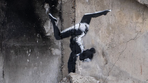 Handstand auf Trümmern: Banksy hat sich in der Ukraine verewigt