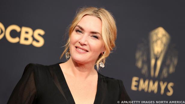 Kate Winslet lächelt auf dem roten Teppich der Emmys.
