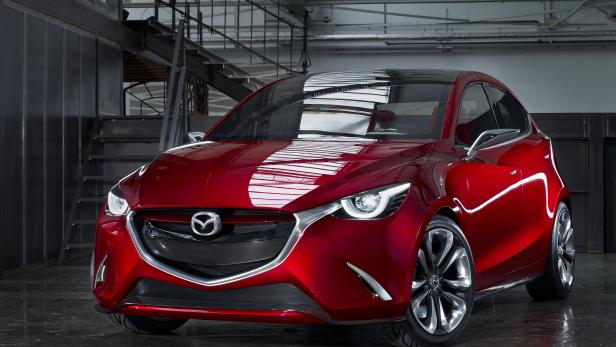 Ein roter Mazda Konzeptwagen steht in einer Industriehalle.