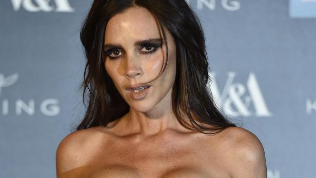 Porträt von Victoria Beckham mit dunklem Haar und auffälligem Augen-Make-up.