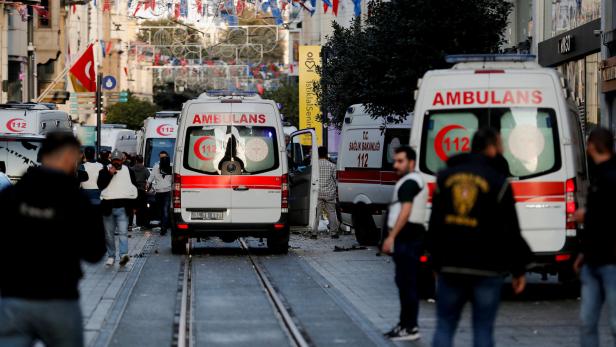 Rettungswagen auf der Einkaufsstraße Istiklal in Istanbul