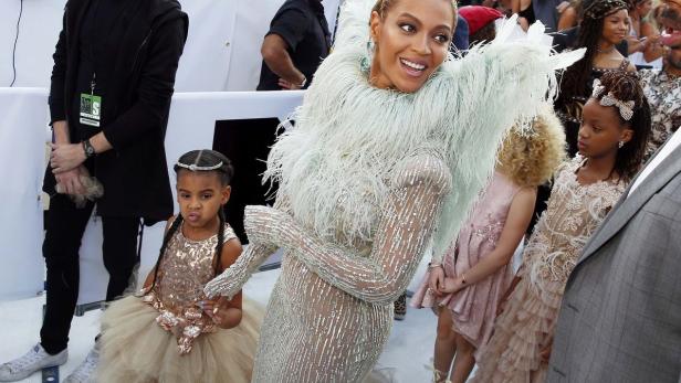Beyonce wurde bei dem VMA&#039;s von ihrer Tochter Blue Ivy begleitet. Im Prinzessinen-Outfit spazierte die Vierjährige über den Red Carpet - und ein Millionen-Publikum sah dabei zu.