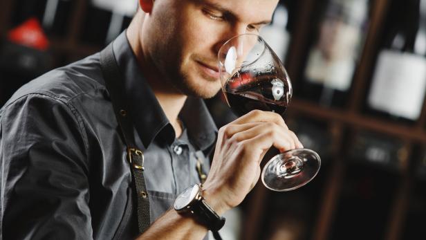 Ein Mann bei einer Weinverkostung.