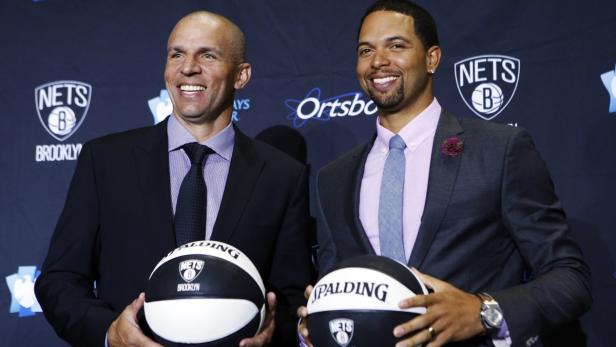 Former NBA basketball player Jason Kidd (L) poses for photographers with Brooklyn Nets player Deron Williams at a news conference naming Kidd as the new head coach of the Brooklyn Nets NBA basketball team in Brooklyn, New York, June 13, 2013. REUTERS/Mike Segar (UNITED STATES - Tags: SPORT BASKETBALL)