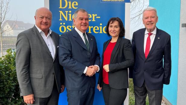 ÖVP-Generalsekretär Christian Stocker, LAbg. Franz Dinhobl, Landtagskandidatin Lenuta Dragos und Bürgermeister Klaus Schneeberger (v.l.)