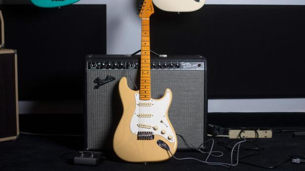 US-MUSIC-INSTRUMENT-GUITAR-FENDER
