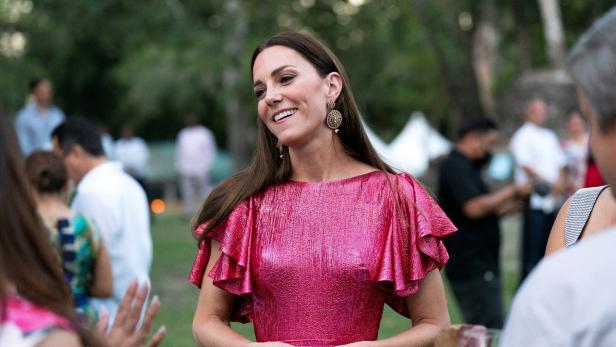 Kate Middleton in einem pinkfarbenen Kleid auf einer Veranstaltung.