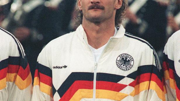 Ein deutscher Fußballspieler in einer Trainingsjacke des DFB.