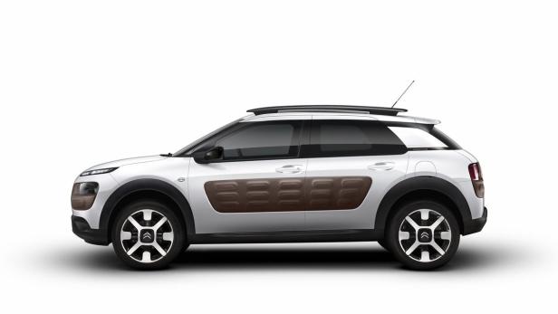 Ein weißer Citroën Cactus mit braunen Airbumps an den Türen.