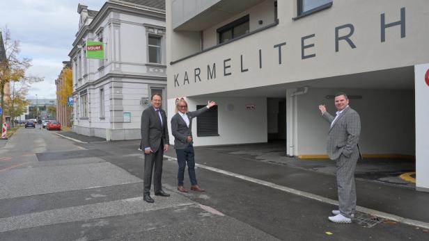 Bürgermeister Matthias Stadler, Andreas Fitsch (GOLDBECK Parking) und Reinhold Jaretz (BARI), vor der neuen Garage.