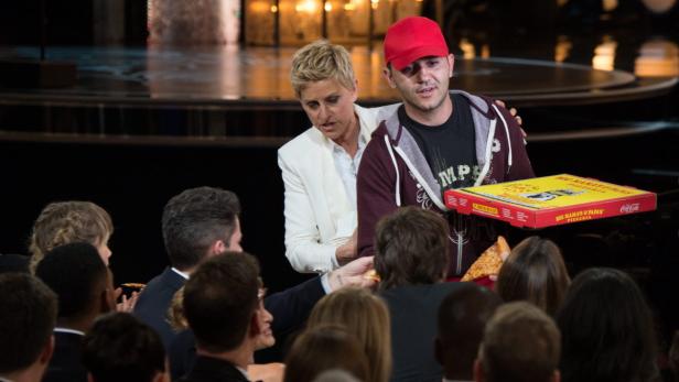 Von Ellen DeGeneres auf die Bühne gelotst: Pizzaboy Edgar. Er freut er sich über eine Umsatzsteigerung