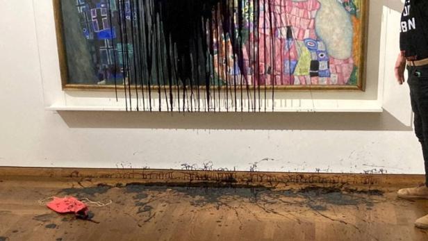Klima-Aktivisten überschütteten Glas vor Klimt-Gemälde