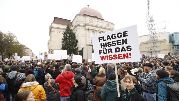 Unis droht kalter Winter: 5.000 kamen zur Demo in Graz
