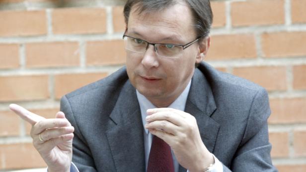 ÖVP schießt sich auf Darabos ein