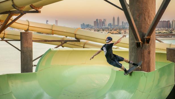 Pro-Skater Jan Hoffman in einem Wasserpark in Dubai.