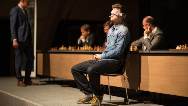 Magnus Carlsen, Schach, Wien, honorarfrei… Carlsen ließ sich die Augen verbinden: "Es war sehr anstrengend."