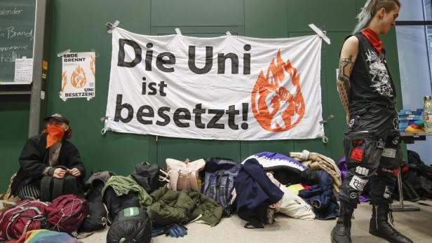 KLIMASCHÜTZER BESETZEN HÖRSAAL AN UNI WIEN