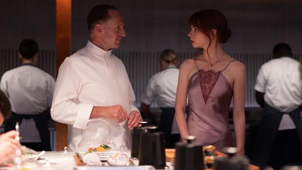 Ralph Fiennes als Chefkoch und Anya Taylor-Joy als unzufriedener Gast in der schwarzen Thrillerkomödie „The Menu“