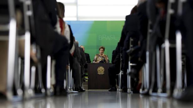 Dilma Rousseff spricht vor einer Gruppe von Menschen in Brasilien.