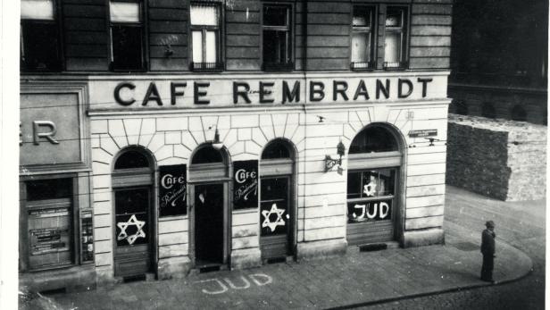 Foto aus der Ausstellung: Das Rembrandt war ines der ersten Kaffeehäuser, die geplündert wurden