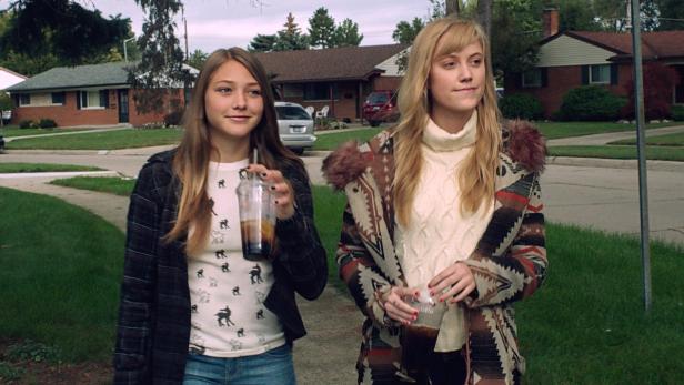 Horror in den Vororten von Detroit: Lili Sepe (li.) und Maika Monroe in &quot;It Follows&quot;