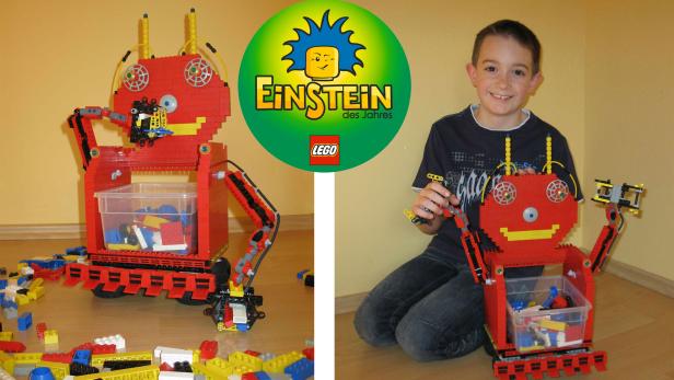 Ein Junge präsentiert stolz einen selbstgebauten Lego-Roboter.