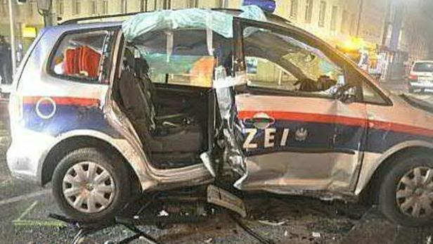 Ein schwer beschädigtes Polizeiauto nach einem Unfall in der Nacht.