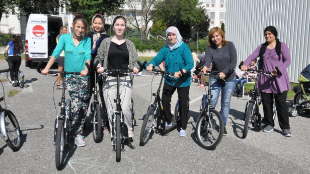 Im Flüchtlingsheim Ziedlergasse lernen Frauen Fahrrad fahren