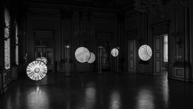 &quot;Dance of Diplomacy&quot; heißt eine Installation von Sissa Micheli, die Marcello Farabegoli in einem Stand der &quot;Viennafair&quot; präsentiert.