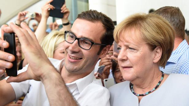 Die deutsche Bundeskanzlerin Angela Merkel posierte für ein Selfie am 28.08.2016 in Berlin während des Tages der offenen Tür der Bundesregierung.