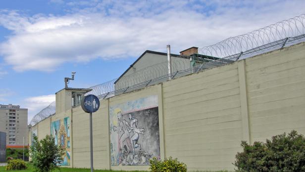 3. Juli 2005 - Der Fluchtversuch zweier Häftlinge aus der Justizanstalt Graz-Karlau wird gerade noch vereitelt. Die beiden Männer wollten mit einer Leiter über eine Mauer entkommen. Die Leiter aus Metall und Holz dürften die Insassen selbst zusammengebaut haben.