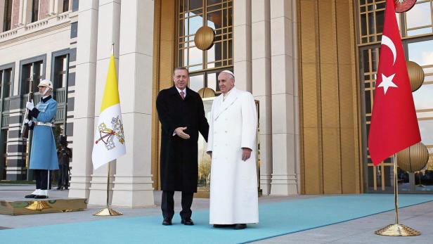 Der türkische Präsident Recep Tayyip Erdogan und Papst Franziskus in Ankara