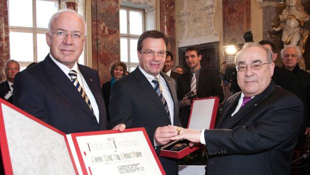 2010 wurde Helmut Mader (re.) mit dem Ehrenring des Landes Tirol ausgezeichnet.
