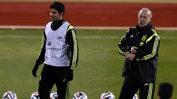 Spaniens Teamchef Vicente del Bosque (re.) freut sich auf das Debüt von Neuling Diego Costa.