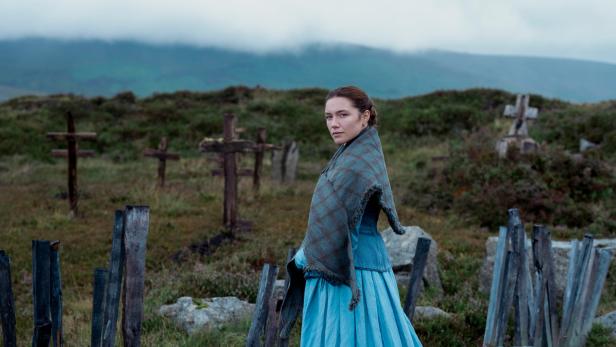 Florence Pugh in traditioneller Kleidung auf einem Friedhof in „The Wonder“.