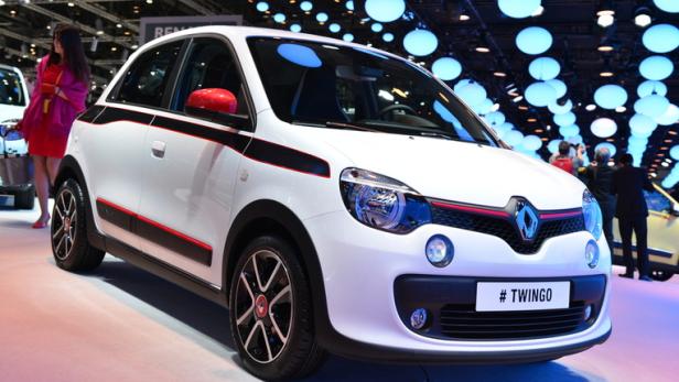 Ein weißer Renault Twingo mit roten Akzenten steht auf einer Automesse.