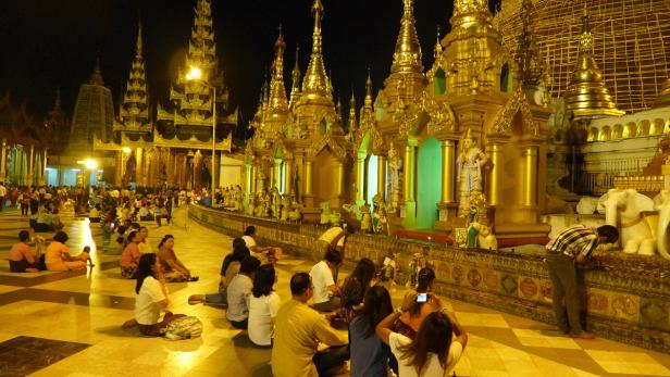 Yangon: Pralles religiöses  Leben in der einzigartigen  Shwedagon Pagode, deren Blattgold- und Diamanten-schwere Hauptstupa von unzähligen kleinen Stupas mit Buddhafiguren umgeben ist.
