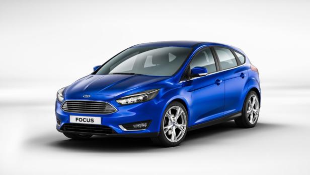 Ein blauer Ford Focus vor einem weißen Hintergrund.