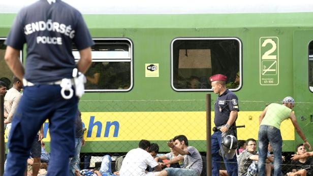 Flüchtlinge am Donnerstag im Zug am Bahnhof in Bicske.