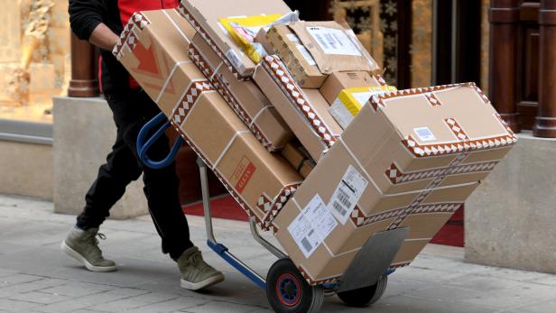 ++THEMENBILD++ PAKETZUSTELLER