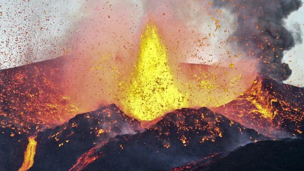 Ein Vulkanausbruch schleudert Lava und Asche in die Luft.