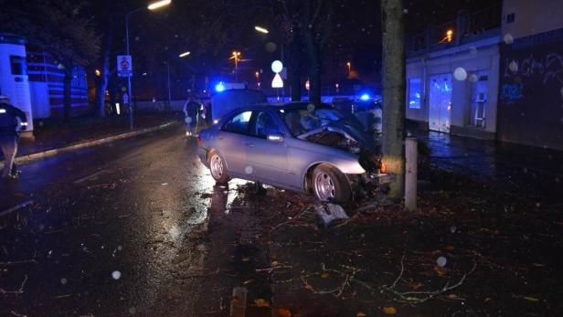 Auto prallt in Wien gegen Baum: Vier Verletzte