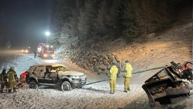 Tirol: Touristen blieben mit Auto auf Skipiste hängen