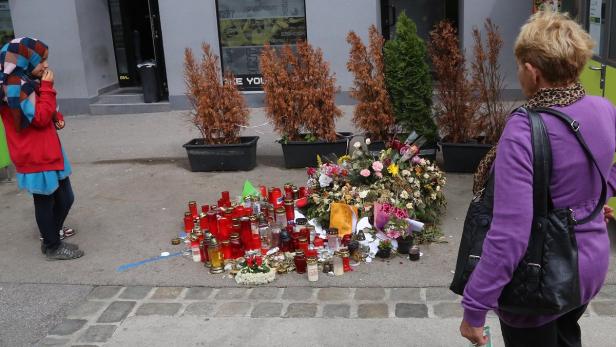 Blumen und Kerzen am Tatort auf dem Brunnenmarkt. Die Bluttat geschah am 4. Mai.